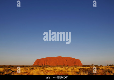 Uluru, Ayers Rock au coucher du soleil, Parc National d'Uluru-Kata Tjuta, Territoire du Nord, Australie Banque D'Images