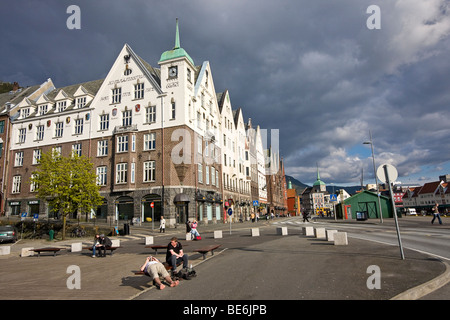 Front de mer à Bergen, Norvège, connu comme le quartier de Bryggen. Vieux bois bâtiments datent des années 1700 Banque D'Images