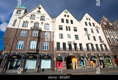 Front de mer à Bergen, Norvège, connu comme le quartier de Bryggen. Vieux bois bâtiments datent des années 1700 Banque D'Images