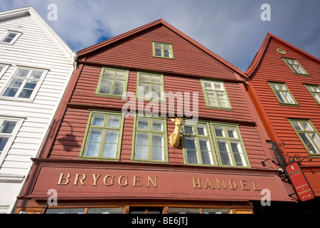 Front de mer à Bergen, Norvège, connu comme le quartier de Bryggen. Vieux bois bâtiments datent des années 1700 Banque D'Images