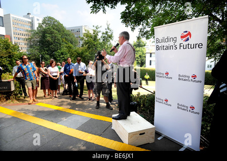 Jack Straw mp sweats abondamment comme il parle au public à Brighton se tenait en haut d'une tribune Banque D'Images