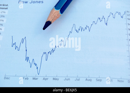 Crise économique et de la flèche, d'un graphique, Dow Jones Américain-Index avec un stylo bleu Banque D'Images
