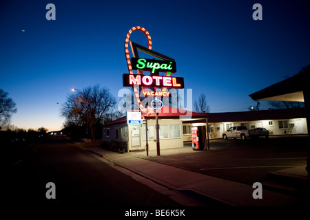 Un classique neon motel sign le long de la route 66 en Arizona. Banque D'Images