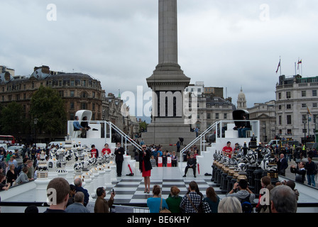 Jeu d'échecs et du conseil d'administration conçu par Jaime hayon pour le London Design Festival 2009. En usage à Trafalgar Square, Londres. Banque D'Images