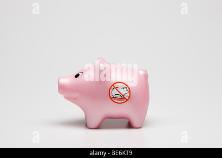 Concept de la grippe porcine, cochon jouet avec 'pas de symbole des porcs sur le côté Banque D'Images