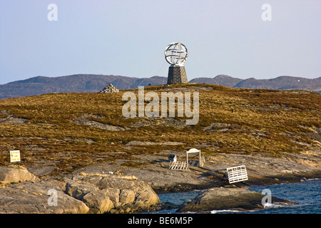 Cercle arctique marqueur sur côte rocheuse de la Norvège. Banque D'Images