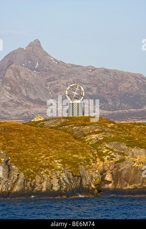 Cercle arctique marqueur sur côte rocheuse de la Norvège. Banque D'Images