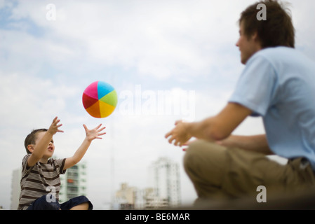 Père et fils Playing with ball Banque D'Images