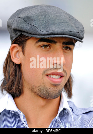 Sami Khedira joueur international, le VfB Stuttgart, portant une casquette Banque D'Images