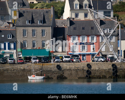 Vieux quai dans le port de Camaret sur Mer avec des bâtiments traditionnels et cafe, Bretagne, France Banque D'Images