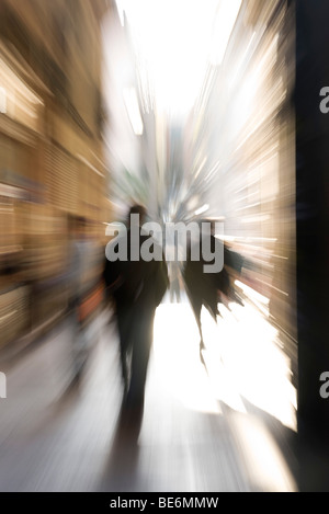 Les piétons circulant, vue arrière, blurred Banque D'Images