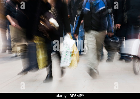 Les piétons circulant sur un trottoir, blurred Banque D'Images