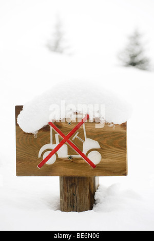 Pas de parking couverte de neige sign on golf course Banque D'Images