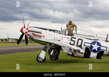 North American P-51D Mustang 'NA-5 arinell' 5-QB 4413521 G-MRLL iwith escalade pilote dans le cockpit à Breighton Airfield Banque D'Images