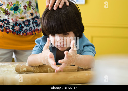 Petit garçon aux mains malpropre avec mère, cropped Banque D'Images