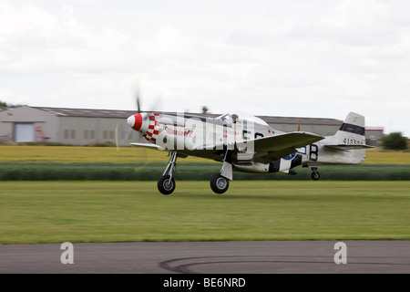 North American P-51D Mustang 'NA-5 arinell' 5-QB 4413521 G-MRLL le décollage de Breighton Airfield Banque D'Images