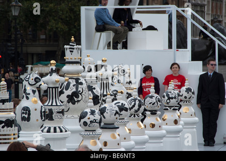 Jeu d'échecs et du conseil d'administration conçu par Jaime hayon pour le London Design Festival 2009. En usage à Trafalgar Square, Londres. Banque D'Images