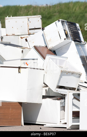 Vieux appareils ménagers jetés en vue du recyclage , Finlande Banque D'Images