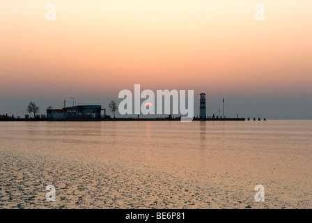 Coucher du soleil à Podersdorf am See en hiver, le lac de Neusiedl, Neusiedlersee, Burgenland, Autriche, Europe Banque D'Images