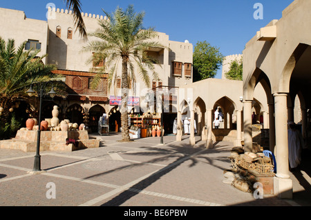 Section touristique avec des boutiques de souvenirs au Souk de Nizwa, Hajar al Gharbi Montagnes, Dhakiliya Région, Sultanat d'Oman, l'Arabie, Midd Banque D'Images