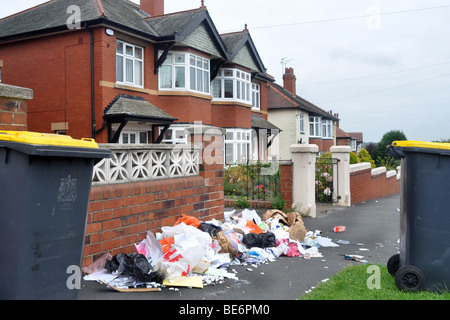 Leeds Bin grève, les ordures s'accumuler dans les bacs et sur les rues de Londres en raison de la grève des éboueurs du conseil. Banque D'Images