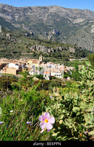 Vue sur le village de montagne de Moratalla, Sierra de Aitana, Costa Blanca, Espagne, Europe Banque D'Images