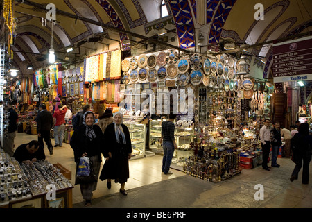 Les gens dans le Grand Bazar à Istanbul, entre l'échange Banque D'Images
