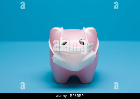 Concept de la grippe porcine, portant masque grippe porcine jouet Banque D'Images