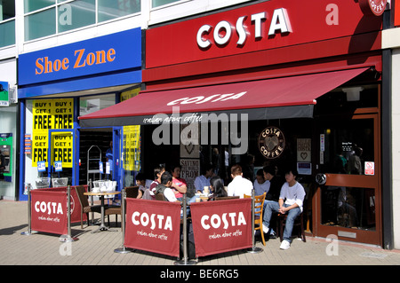 Costa Coffee, le centre commercial de Feltham, High Street, Feltham, Arrondissement de Hounslow, Greater London, Angleterre, Royaume-Uni Banque D'Images