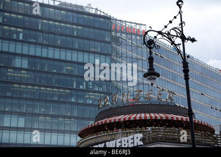 Cafe Kranzler traditionnel sur Kurfuerstendamm à Berlin, aujourd'hui entouré de bâtiments avec des façades en verre, Berlin, Germany, Europe Banque D'Images