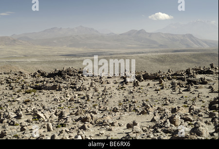 Mirador de los Andes. Apachetas - de petits monticules de pierres à gauche de bénédictions divines, Pérou Banque D'Images