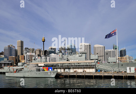 Australian National Maritime Museum, Darling Harbour, en face de la Tour de Sydney ou Centrepoint Tower et l'horizon de la 100 Banque D'Images