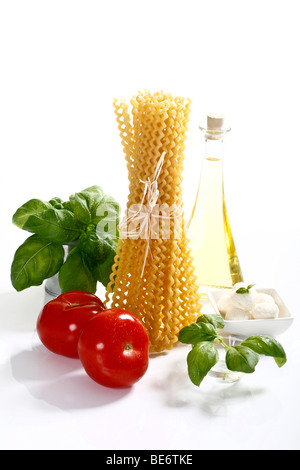 Spécialités italiennes, pâtes, tomates, basilic, mozzarella et huile d'olive Banque D'Images