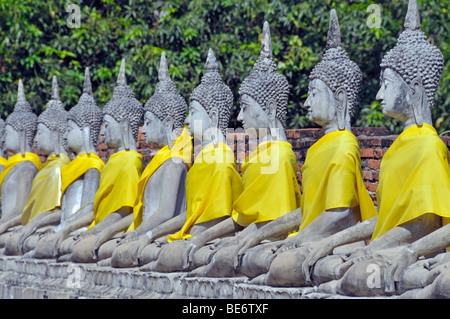 Statues de Bouddha autour du Grand Chedi Chaya Mongkol, Wat Yai Chai Mongkon, Ayutthaya, Thaïlande, Asie Banque D'Images