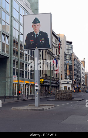 L'ancien passage de la frontière des diplomates européens à Berlin, la rue Friedrichstrasse, le Checkpoint Charlie, Berlin, Germany, Europe Banque D'Images