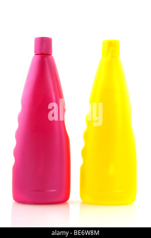 Rose et jaune en plastique bouteilles de shampooing isolated over white Banque D'Images