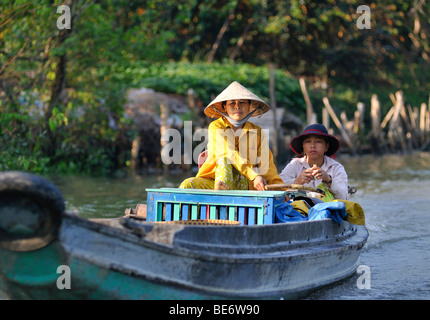 Deux femmes portant des chapeaux de paille traditionnel vietnamien dans un bateau sur le Mékong, Vinh Long, Delta du Mékong, Vietnam, Asie Banque D'Images
