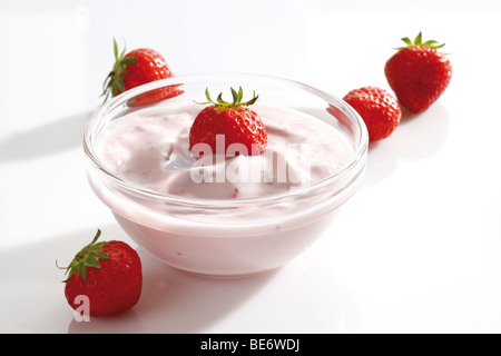 Yogourt aux fraises dans un bol en verre Banque D'Images