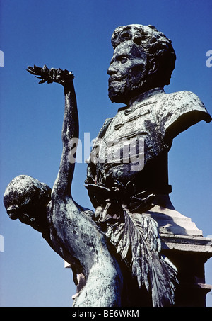 Femme en hommage à un homme avec une couronne de laurier, sculpture du Monument du millénaire, Hősoek tere Square, peste, Budapest, Banque D'Images