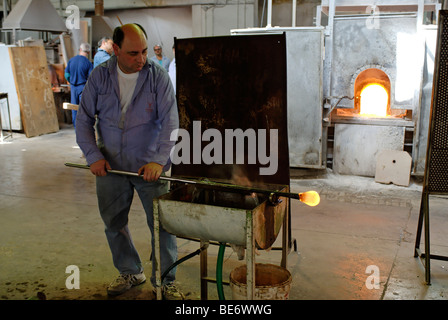 Glasblower glasblowing, gaffer, industrie, artisanat, Gaffer, fournaise, l'île de Murano isola, près de Venise, Venise, Italie, Europe Banque D'Images