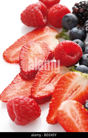 Les petits fruits, framboises, bleuets, mûres, fraises Banque D'Images