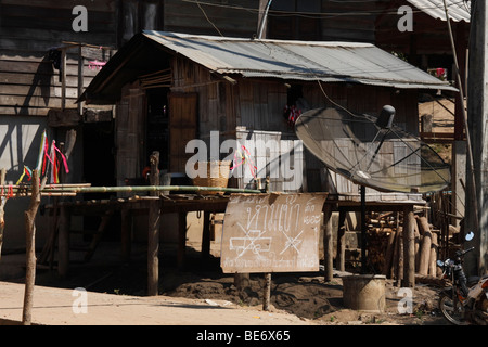 Barrière avec signe peint à la main pas d'entrée et une parabole dans un village de l'Akha hill, les gens du Nord de la Thaïlande, la Thaïlande, un Banque D'Images