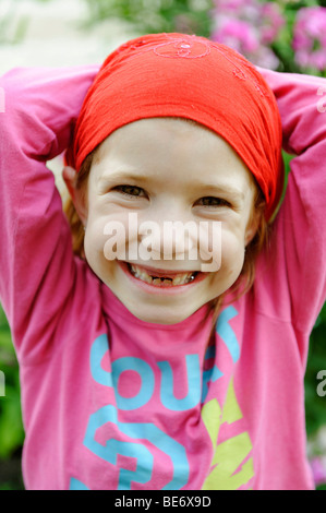 Petite fille avec un écart des dents incisives, top sont manquants Banque D'Images