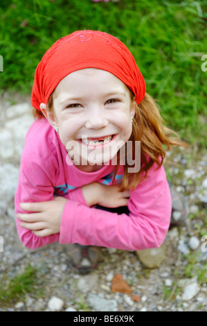 Petite fille avec un écart des dents incisives, top sont manquants Banque D'Images