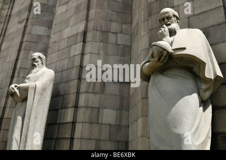 Monument en pierre d'un chercheur scientifique à l'avant du musée Maténadaran, Yerevan, Arménie, Asie, Jerewan Banque D'Images