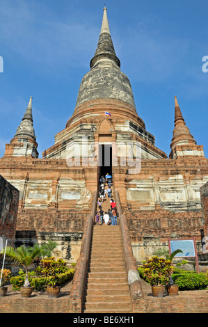 Escalier à la crypte, Grand Chedi Chaya Mongkol, Wat Yai Chai Mongkon, Ayutthaya, Thaïlande, Asie Banque D'Images