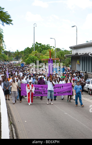 Les participants à un cortège de Pâques, Victoria, Mahe, Seychelles, océan Indien, Afrique Banque D'Images