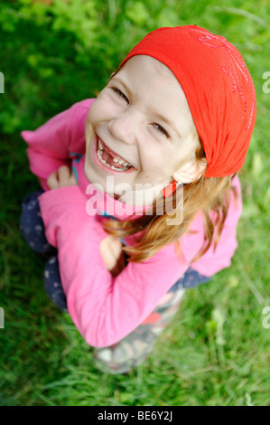 Petite fille avec un écart des dents incisives, top sont manquants Banque D'Images