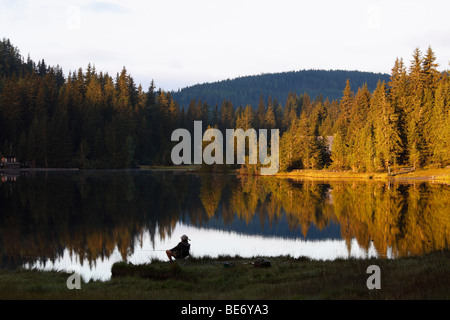 L'homme la pêche dans le lac Prebersee, matin, Lungau, état de Salzbourg, Salzbourg, Autriche, Europe Banque D'Images