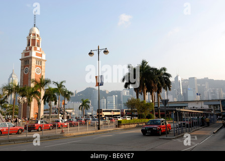 Clocher à la Star Ferry Pier à Kowloon avec Taxi de Hong Kong, Hong Kong, Chine, Asie Banque D'Images